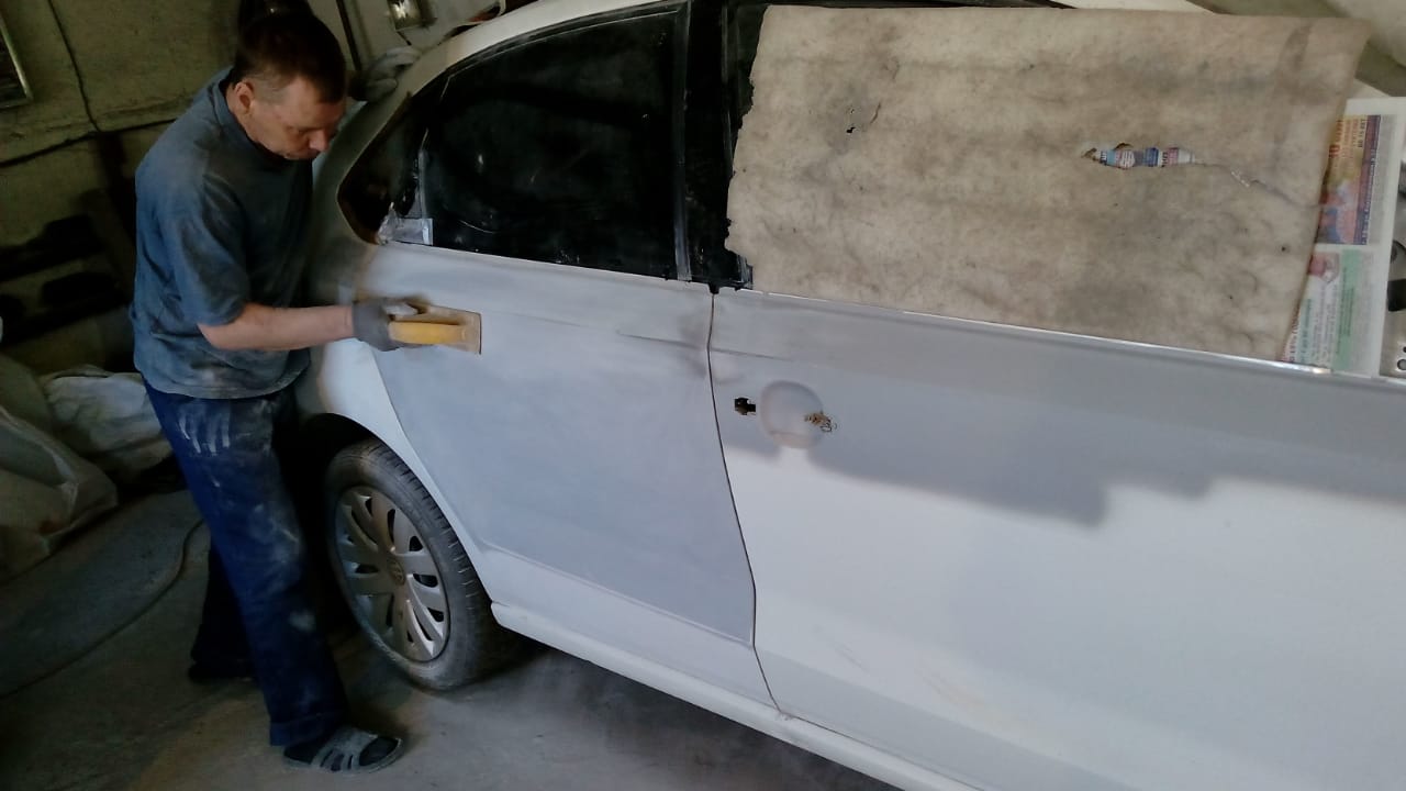 Выравнивание шпаклеванной автомобильной двери в г. Уфа автоателье kuzov102.ru